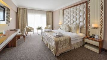 Artículos del minibar gratis y escritorio