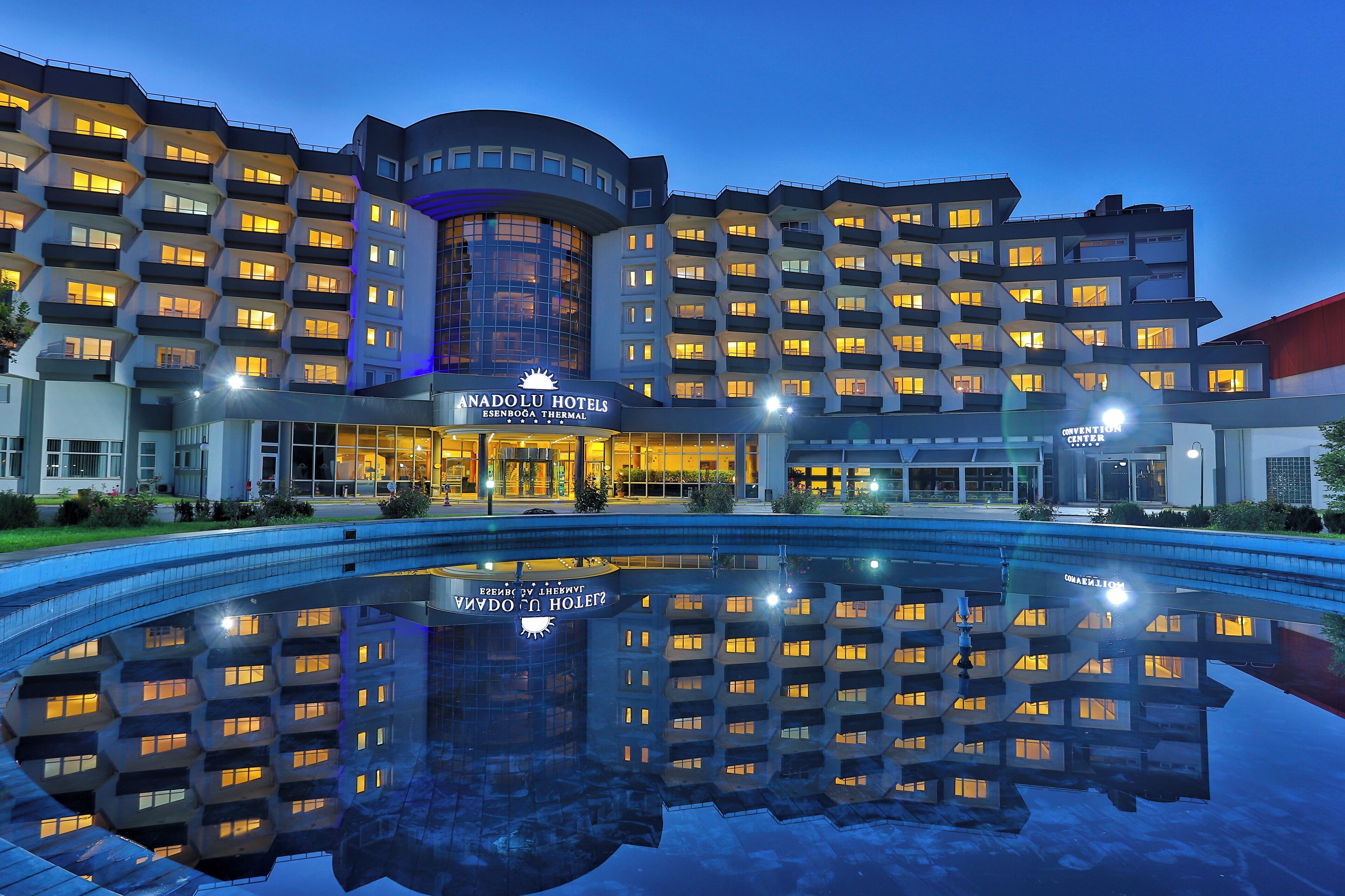 Vista frontal de la propiedad por la tarde o noche