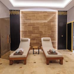 Salas para tratamentos a dois, sauna seca, banheira de hidromassagem