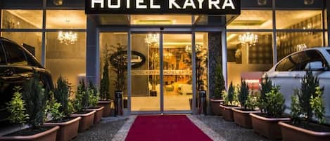 La entrada del Hotel Kayra, con una alfombra roja que conduce a la recepción.