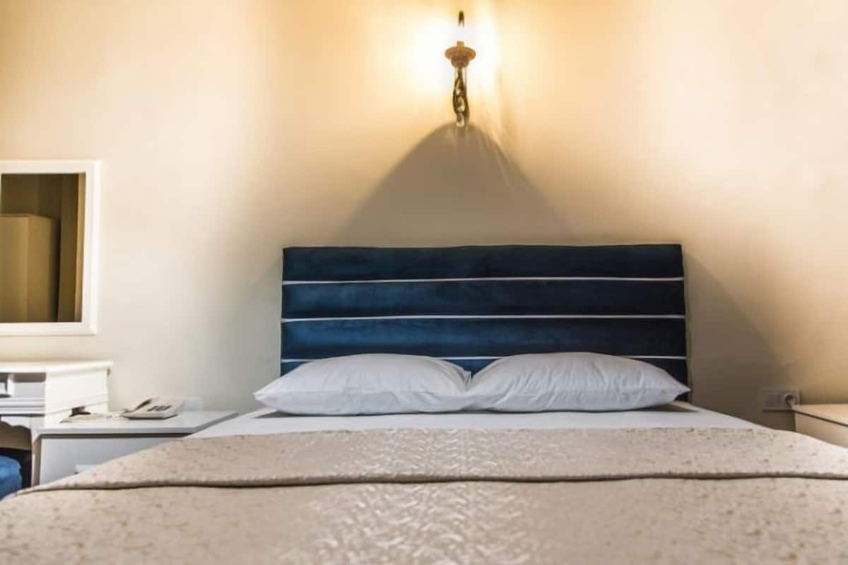 Minibar, brankas, setrika/meja setrika, dan Wi-Fi gratis