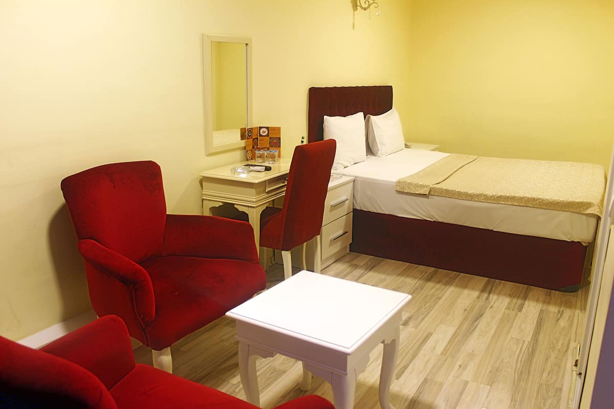 Minibar, brankas, setrika/meja setrika, dan Wi-Fi gratis