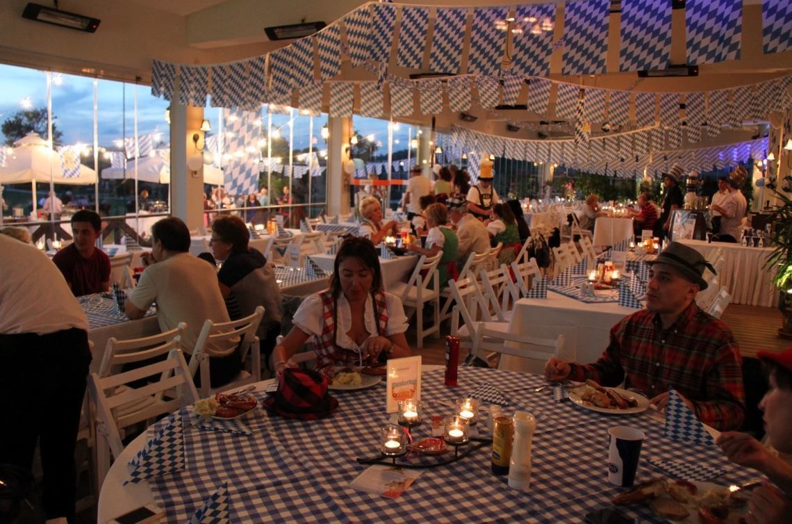 2 restaurants, breakfast, lunch, dinner served; international cuisine