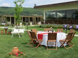 2 か所のレストラン、朝食、ランチ、ディナーに営業 (多国籍料理)