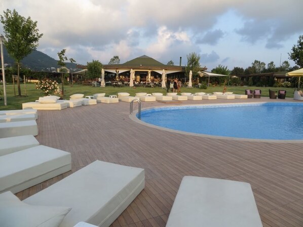Piscine extérieure, parasols de plage, chaises longues