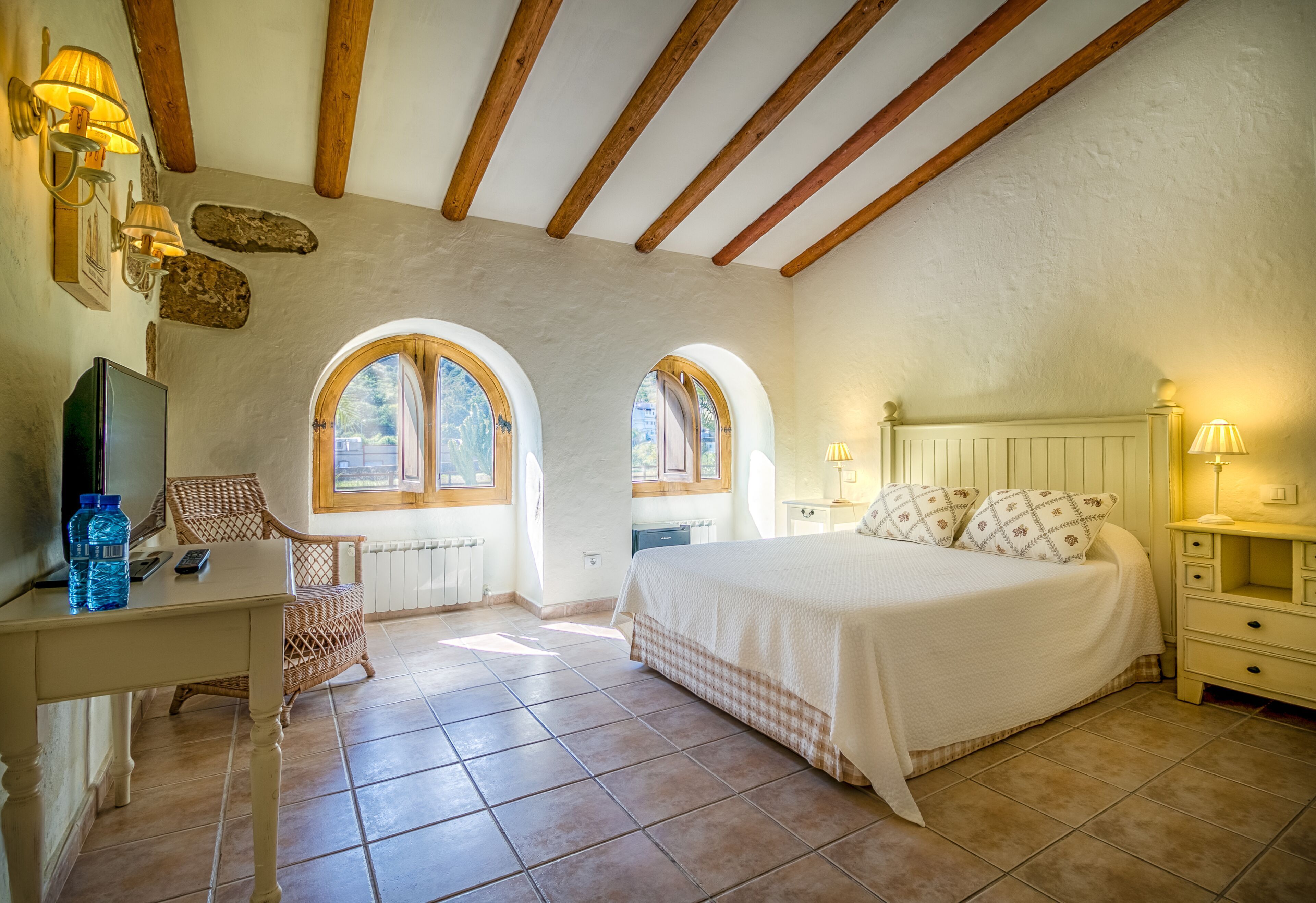 Tabla de planchar con plancha, wifi gratis y ropa de cama 