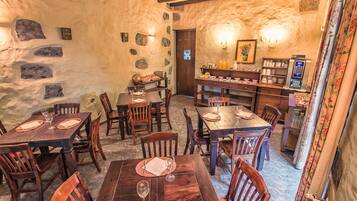 Café da manhã com buffet grátis todos os dias