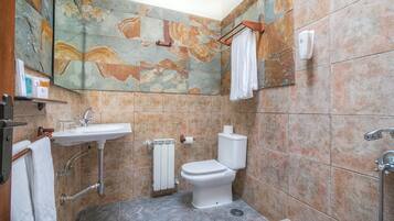 Un baño con lavabo, inodoro y ducha.