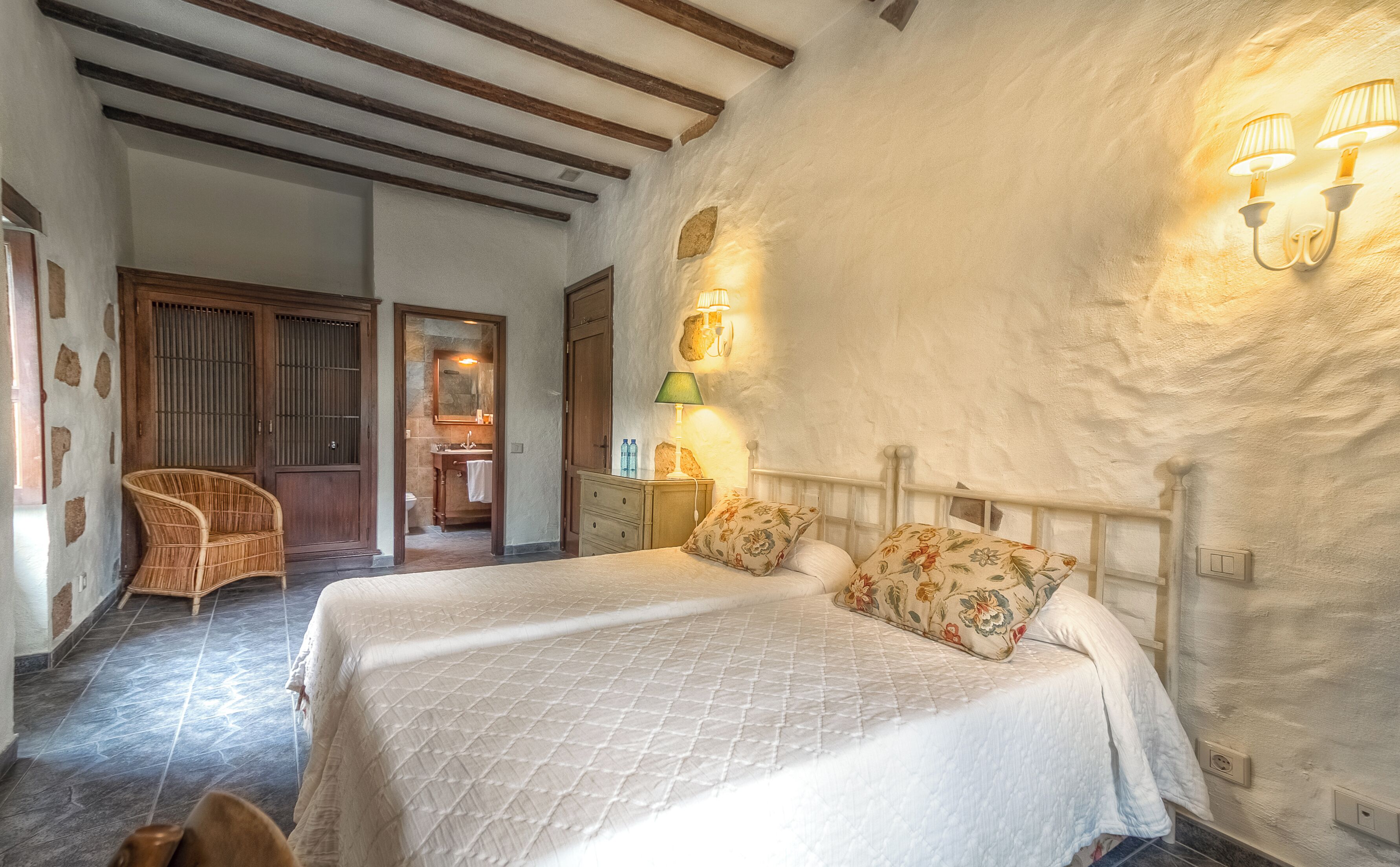 Tabla de planchar con plancha, wifi gratis, ropa de cama