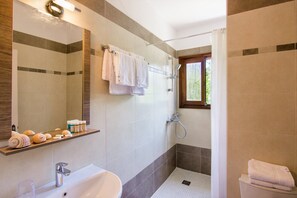 Ducha, artículos de tocador gratuitos, secador de pelo, toallas