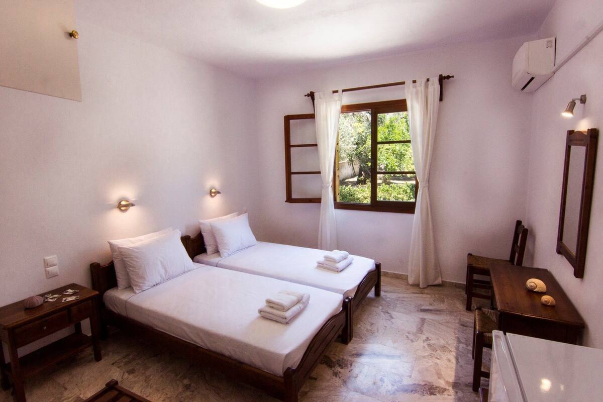 Chambre avec lits jumeaux, vue sur le jardin | 1 chambre, lit avec matelas Ă plateau-coussin, bureau