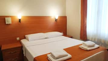 Habitación estándar con 1 cama doble o 2 individuales | Caja fuerte, tabla de planchar con plancha, wifi gratis y ropa de cama