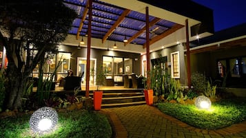 Serveert ontbijt, lunch, diner, lokale gerechten