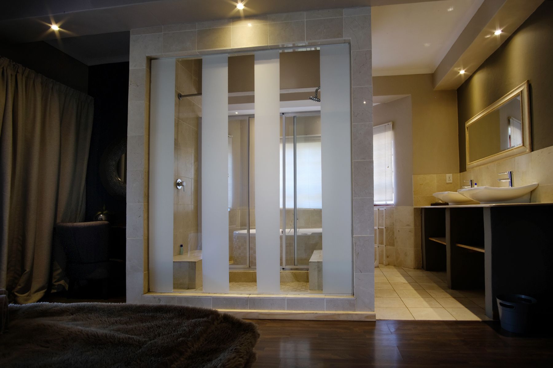 Executive Room | Bathroom | Shower, free toiletries, hair dryer, towels