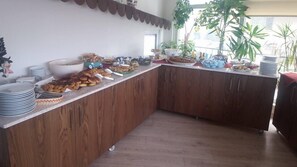 بوفيه فطور مجانًا يوميًا