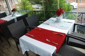 Servizio di colazione, pranzo e cena