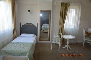 Quarto família | Roupas de cama premium, frigobar, cofres nos quartos, escrivaninha
