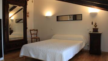 Chambre Double Supérieure (3rd floor) | Décoration personnalisée, ameublement personnalisé, bureau