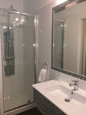 بديكورات فريدة لكل غرفة وطراز فريد لكل وحدة ومكتب وتجهيزات عازلة للصوت