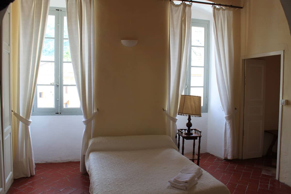 Chambre quadruple (Square View, Mountain View) | DĂ©cor unique, ameublement unique, bureau, systĂšme dâinsonorisation
