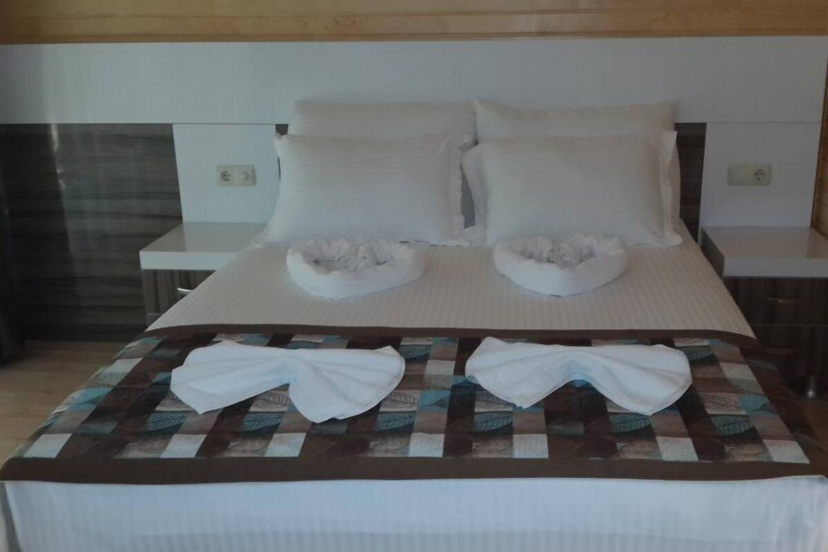 Free cots/infant beds, free WiFi