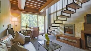 Suite Deluxe | Coin séjour | Télévision LCD, cheminée