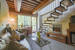 Suite Deluxe | Coin séjour | Télévision LCD, cheminée