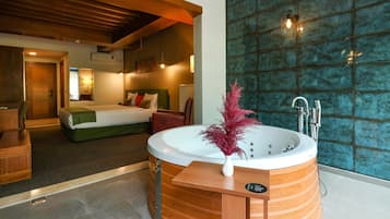 Bathtub, jetted tub, free toiletries, hair dryer