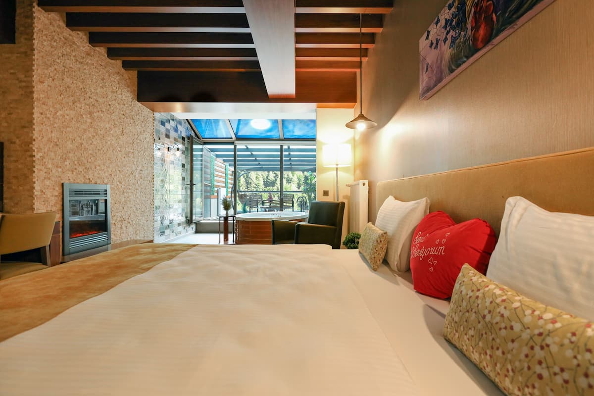 Suite | 1 bedroom, minibar, in-room safe, desk