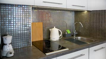 Apartamento (18) | Cozinha americana privada | Geladeira, cooktop, chaleira elétrica