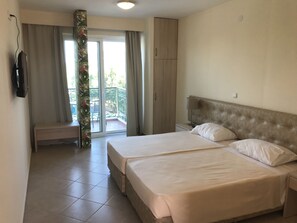 Double Room (2 adults, 1 child) | Free cribs/infant beds, free WiFi, bed sheets - Ai - Helis Resort Hotel (Kefalonia)