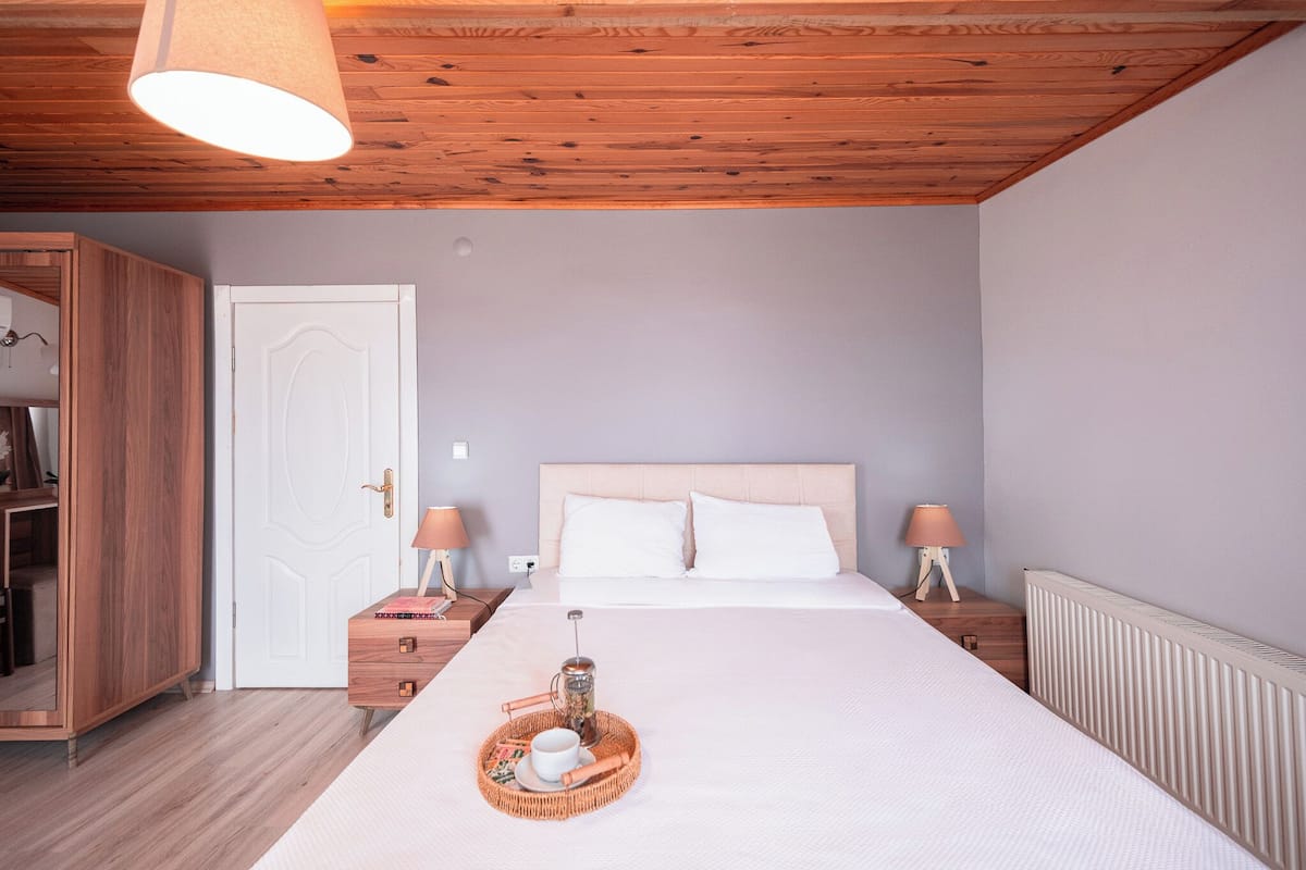 Penthouse Deluxe, 1 cama matrimonial, para no fumadores, vista al mar | 1 habitación, ropa de cama de alta calidad, minibar y escritorio