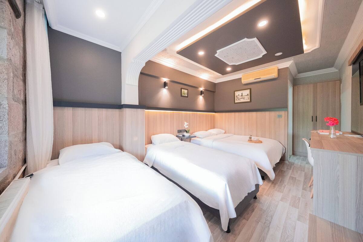 Family Room | Premium bedding, minibar, desk, laptop workspace
