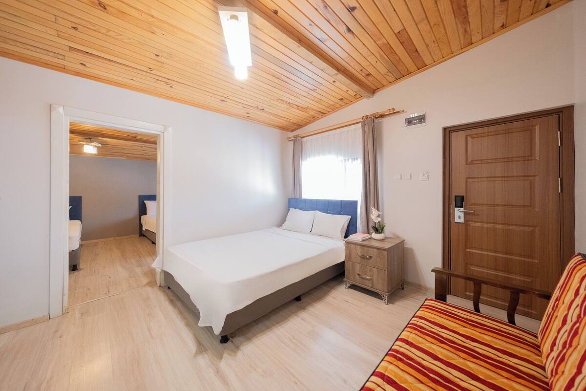 Suite | Premium bedding, minibar, desk, laptop workspace