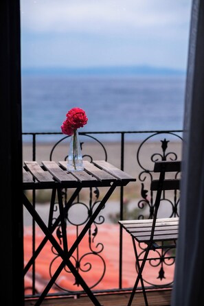 Yksityinen ranta, aurinkotuoleja, aurinkovarjoja