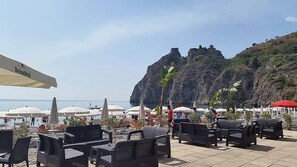 Privat strand, solsenger og parasoller