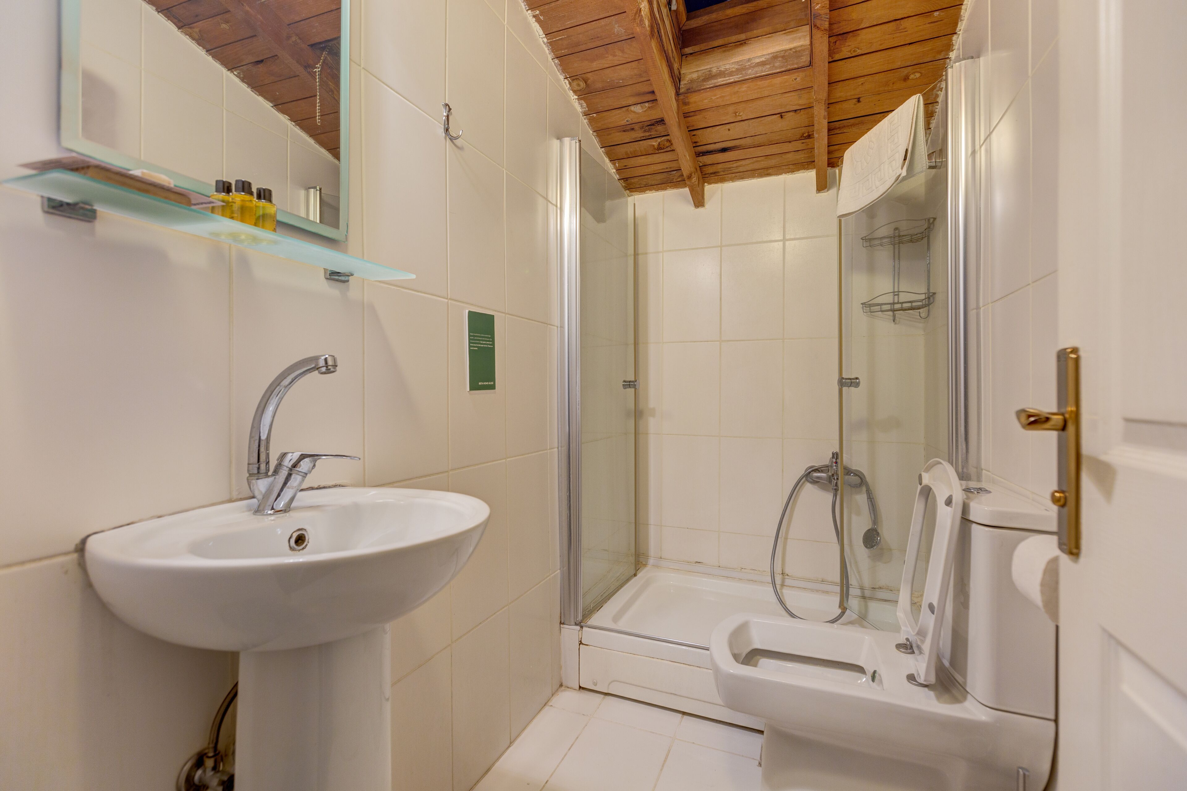 Un baño con lavamanos, ducha e inodoro.