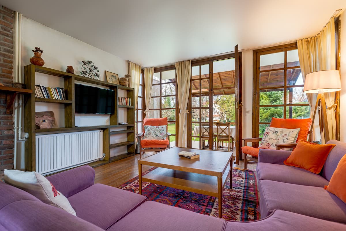 Villa familiale, 3 chambres, vue sur le jardin | Aire de séjour | Téléviseur à écran plat