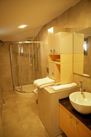 Deluxe Apartment | Bathroom | Shower, rainfall showerhead, free toiletries, hair dryer