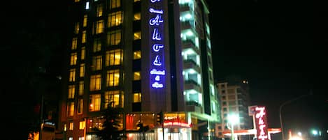 Fassade der Unterkunft – Abend/Nacht