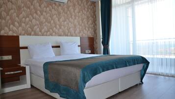 Junior suite | Luxe beddengoed, een minibar, een kluis op de kamer, een bureau