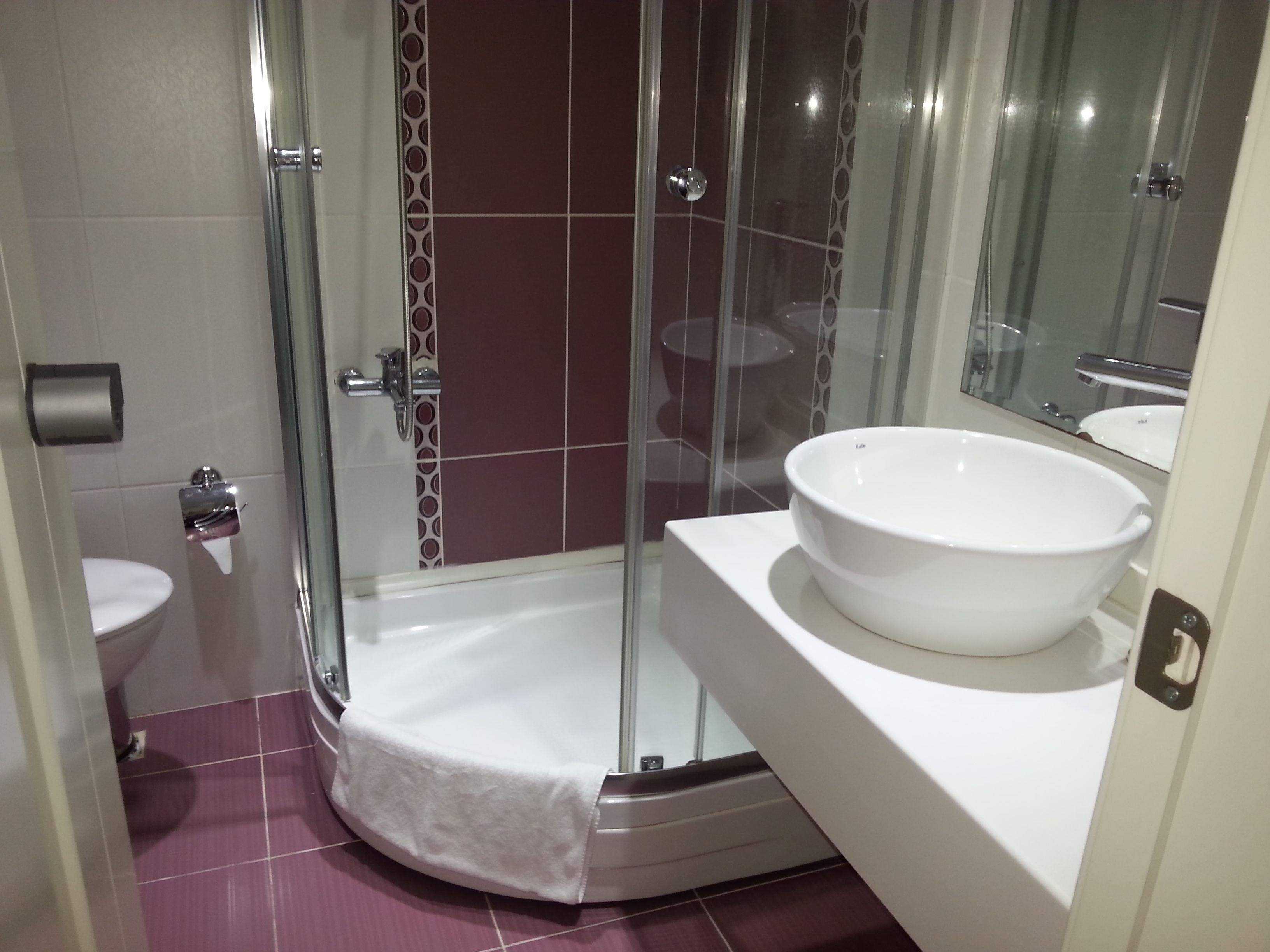 double room, 1 queen bed | bathroom | deep-soaking bathtub, free toiletries, hair dryer, slippers