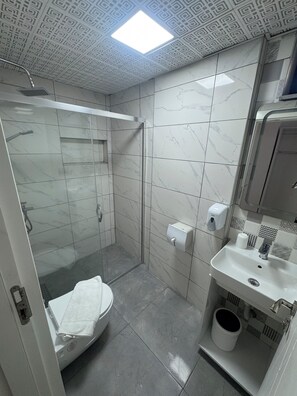 Standard Studio | Bathroom | Shower, hair dryer, slippers, towels - Side Apart Hotel (Manavgat)