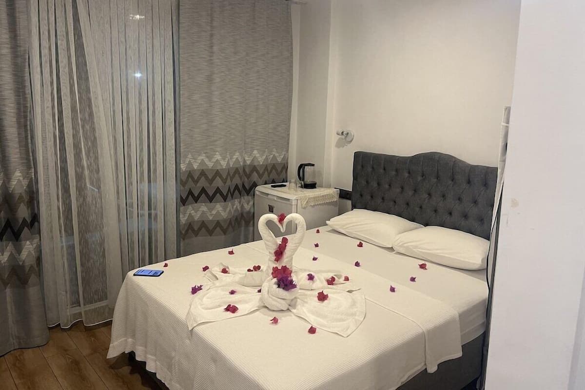1 habitación, escritorio, tabla de planchar con plancha y wifi gratis