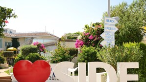 A sign with directions to Beach, Harbour, Apollo Temple, and Main Street. - Side Apart Hotel (Manavgat)