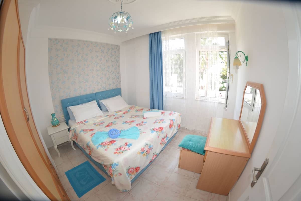 1 habitación, escritorio, tabla de planchar con plancha y wifi gratis