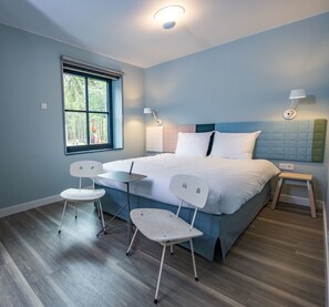 Habitación doble de diseñador, 1 cama Queen size, vista al jardín | Cortinas blackout, tabla de planchar con plancha y wifi gratis