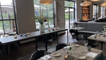 Serveert lunch en diner