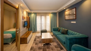 Une chambre d’hôtel moderne équipée d’un lit, d’un canapé, d’une table basse et d’un téléviseur.