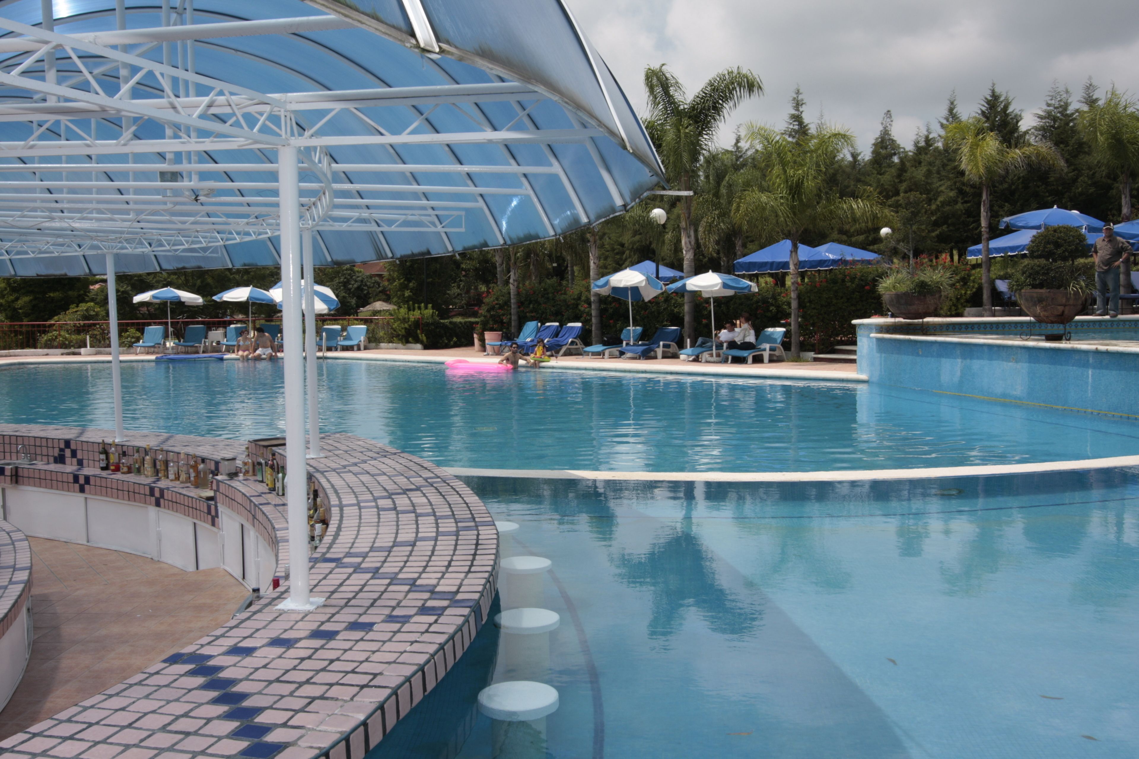 3 piscines extérieures